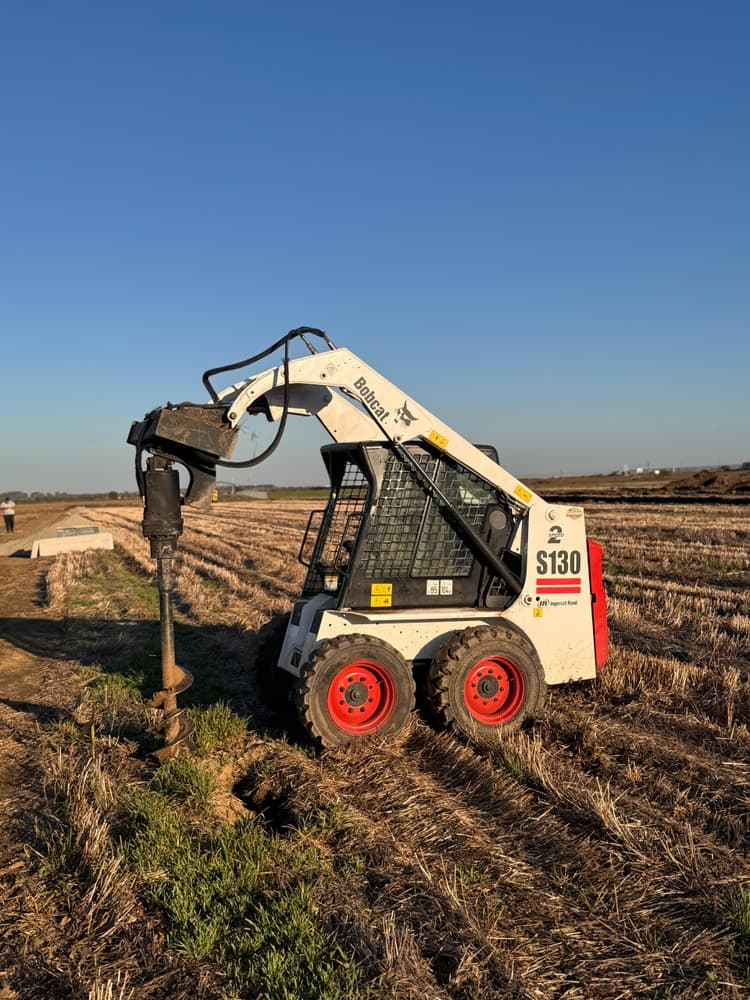 Miniîncărcător frontal Bobcat cu foreză hidraulică